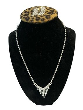 NWOT Fashion Jewelry Silver Rhinestone V-Drip Necklace with Matching earrings